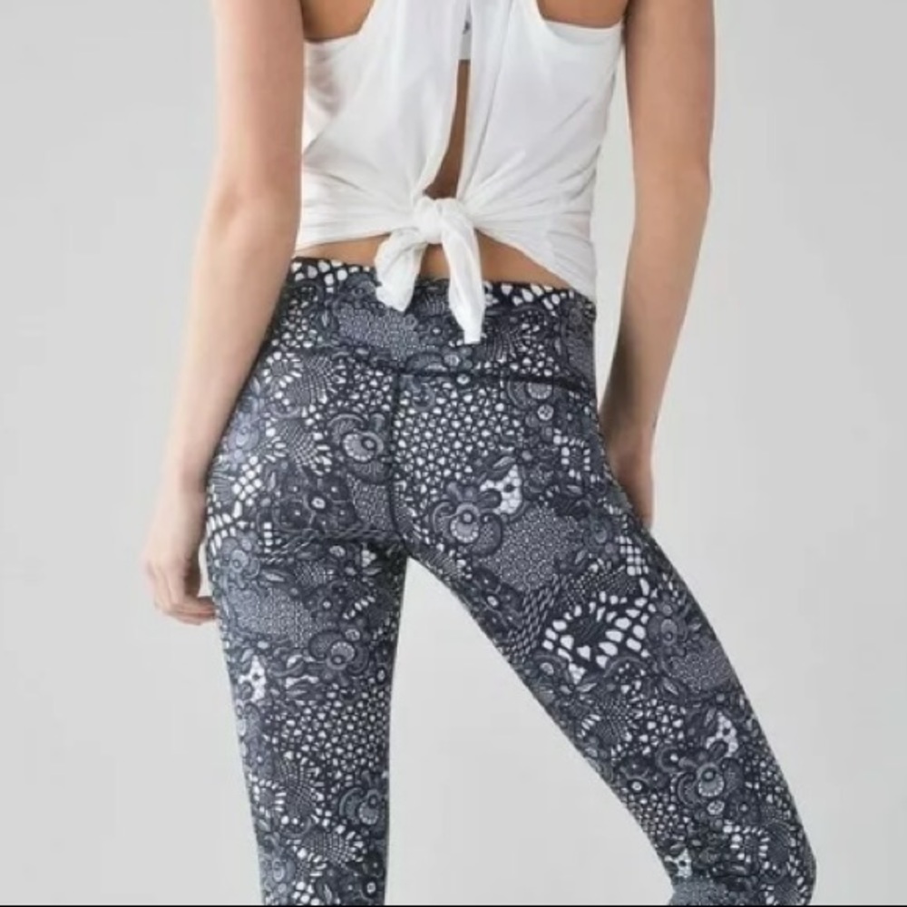 LULULEMON Pretty Lace Black White WUNDER UNDER Lattice Floral Crop Leggings Sz 6